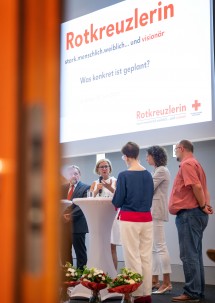 Landeshauptfrau Johanna Mikl-Leitner bei der Podiumsdiskussion mit Rotkreuz-Präsident Hans Ebner (links von ihr) und Claudia Süssenbacher, Vorstandsdirektorin der Raiffeisenlandesbank NÖ-Wien, Landesgeschäftsführer Thomas Wallisch und Moderatorin Christine Marek (alle rechts von ihr).