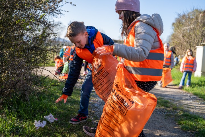 Teilnehmer bei der Müllsammelaktion