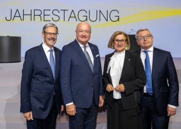 LH Mikl-Leitner bei Jahrestagung von Raiffeisen Niederösterreich-Wien LH Mikl-Leitner bei Jahrestagung von Raiffeisen Niederösterreich-Wien