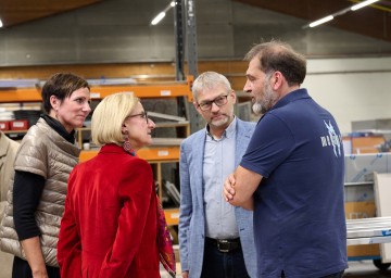 LH Mikl-Leitner besucht METAGRO Edelstahltechnik AG in Hainfeld