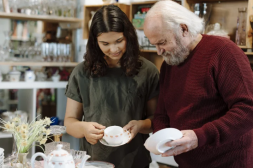 2 Personen im Gebrauchtwarenladen