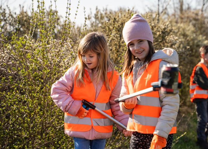 Teilnehmer bei der Müllsammelaktion