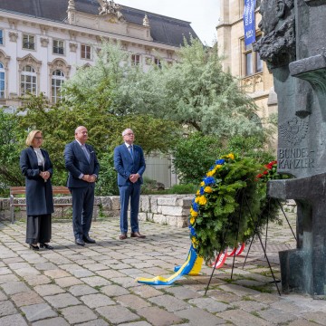 Landeshauptfrau Johanna Mikl-Leitner, Bundeskanzler Christian Stocker und LH-Stellvertreter Stephan Pernkopf vor dem Leopold-Figl-Denkmal (v.l.n.r.).