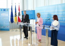 Landeshauptfrau Johanna Mikl-Leitner (m.), Michael Bartz (IMC  Krems) und Carina Zehetmaier (KI-Beiratsmitglied) bei der Präsentation der neuen KI-Strategie des Landes Niederösterreich.