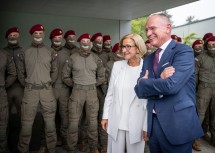 Landeshauptfrau Johanna Mikl-Leitner und Bundesminister Gerhard Karner bei der Ausmusterung des EKO Cobra-Ausbildungslehrgangs 2025