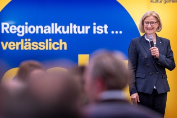 „Lebendige Kultur entsteht durch unsere starken Wurzeln und ist gleichzeitig offen für Neues“, sagte Landeshauptfrau Johanna Mikl-Leitner bei der Präsentation des Programms 2026 der Kultur.Region.Niederösterreich.