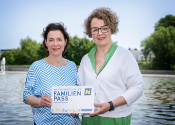 Familien-Landesrätin Christiane Teschl-Hofmeister (rechts)und Barbara Trettler, Geschäftsführerin der NÖ Familienland GmbH