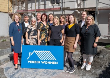 Landesrätin Christiane Teschl-Hofmeister (links) mit den Mitarbeiterinnen und Mitarbeitern und der Geschäftsführung vom Verein Wohnen. 