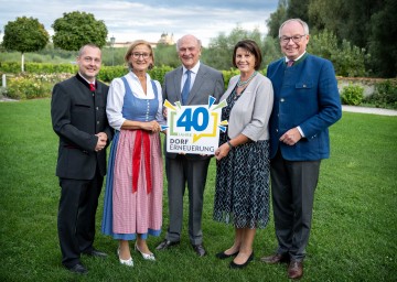 Feierten gemeinsam 40 Jahre Dorferneuerung: Dorf- & Stadterneuerung Geschäftsführer Johannes Wischenbart, Landeshauptfrau Johanna Mikl-Leitner, Landeshauptmann a. D. Erwin Pröll, Dorferneuerungsverein-Obfrau Maria Forstner (v.l.n.r.).
