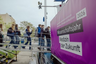 Schüler besteigen die MS Wissenschaft
