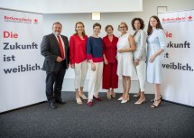 Bei der „Geburtsstunde“ der Fraueninitiative des Roten Kreuzes Niederösterreich „Rotkreuzlerin“: Rotkreuz-Präsident Hans Ebner, die stellvertretende Landesgeschäftsführerin Andrea Winter, Christine Marek, Staatssekretärin a.D. und ehrenamtliche Ombudsfrau des Roten Kreuzes Niederösterreich, First Volunteer Doris Schmidauer, Landeshauptfrau Johanna Mikl-Leitner, Claudia Süssenbacher, Vorstandsdirektorin der Raiffeisenlandesbank NÖ-Wien, und die Retzer Bezirksstellenleiterin Christina Schwarzböck (v.l.n.r.)