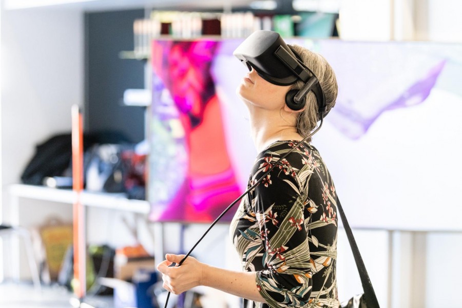 Frau mit Virtual Reality Brille blickt Richtung Decke