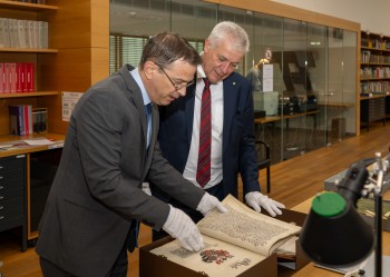 Landesrat Anton Kasser informierte sich über die Besonderheiten der Archive und Bibliotheken