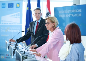 Landeshauptfrau Johanna Mikl-Leitner (m.), Michael Bartz (IMC  Krems) und Carina Zehetmaier (KI-Beiratsmitglied) bei der Präsentation der neuen KI-Strategie des Landes Niederösterreich.