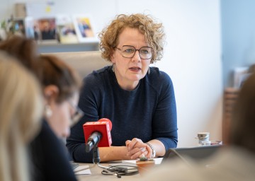 Landesrätin Christiane Teschl-Hofmeister beim Pressegespräch 